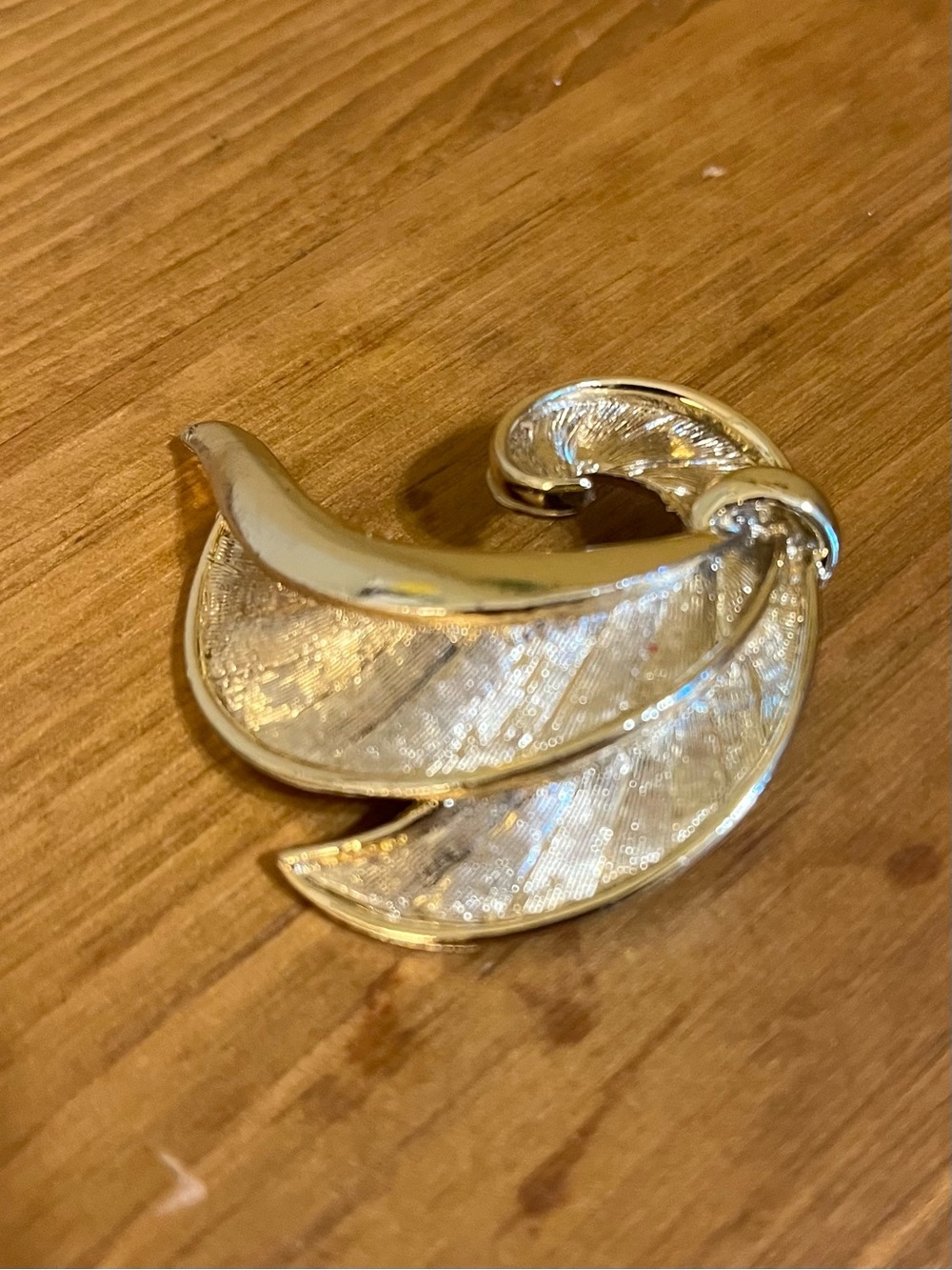 Vintage 1960 swirl leaf brooch in gold tone with roll over clasp 2”